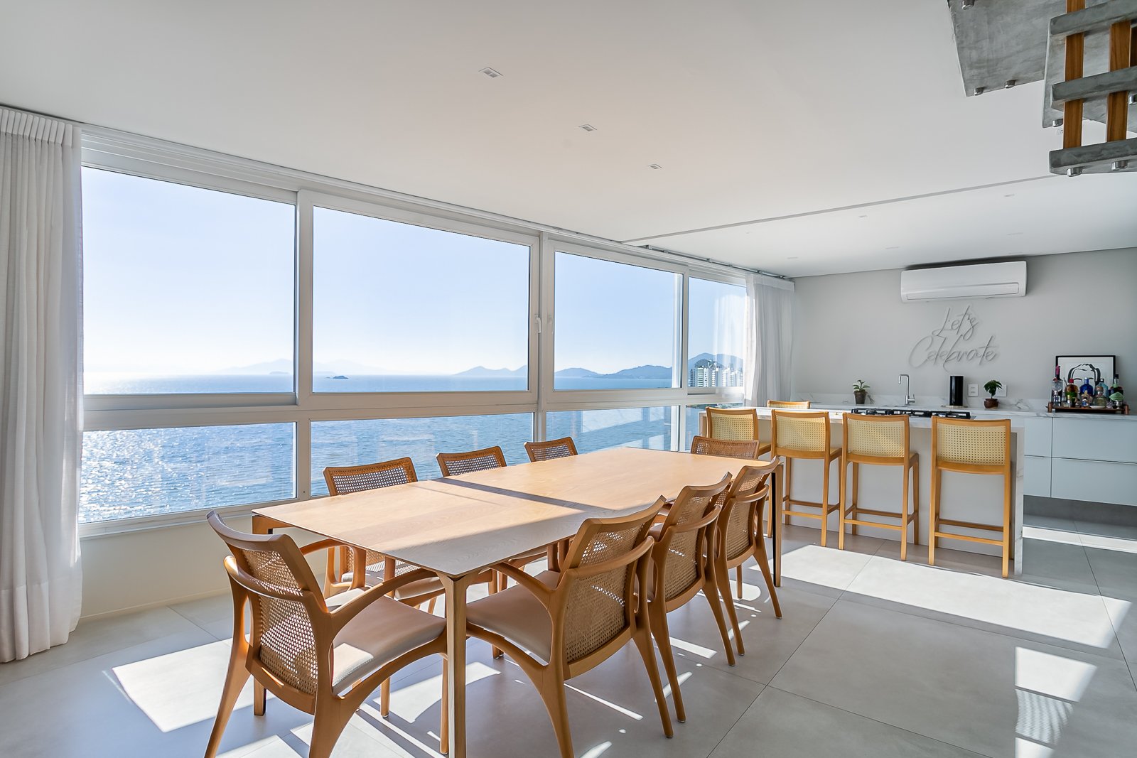 COBERTURA FRENTE MAR EM FLORIANÓPOLIS