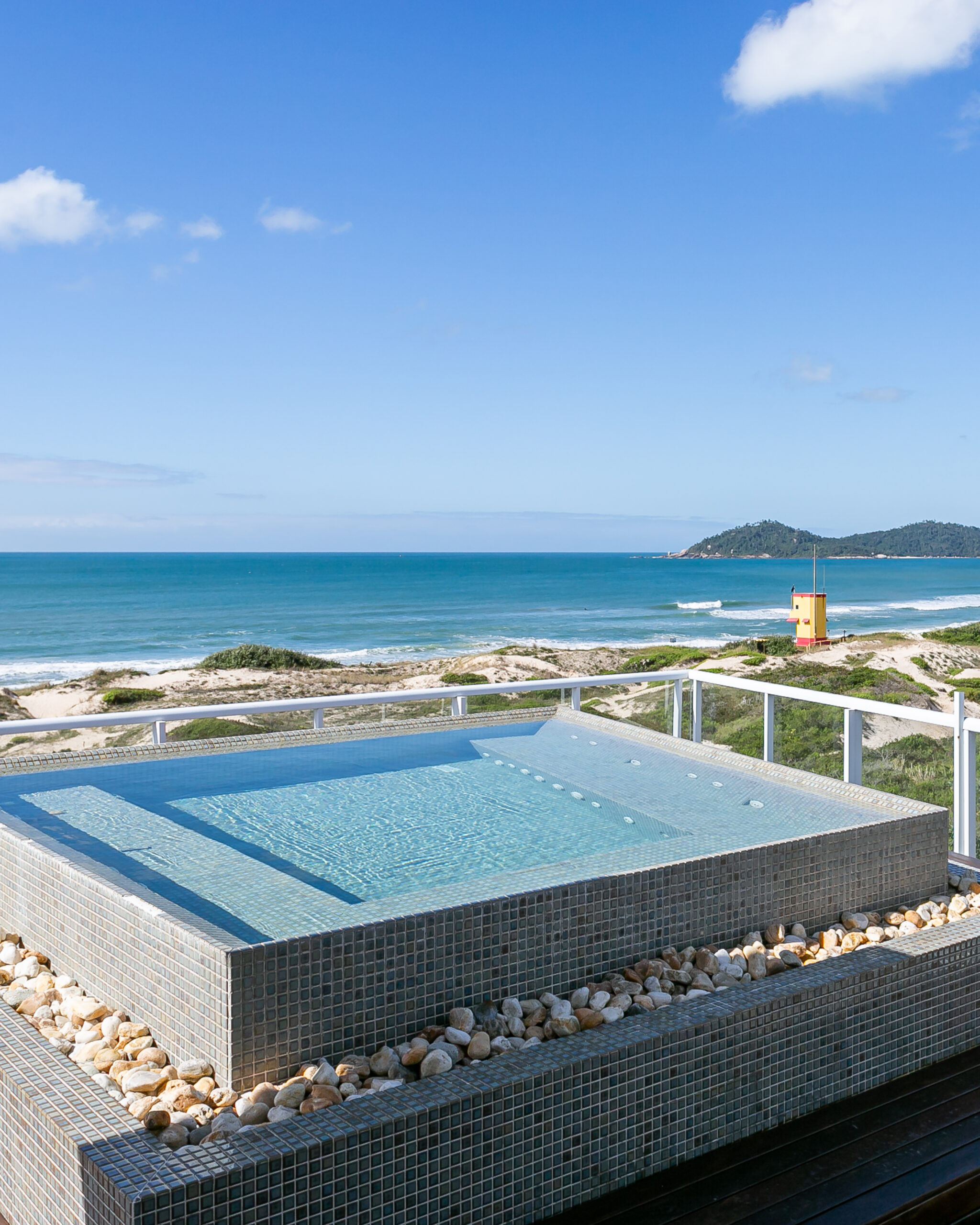 Cobertura frente mar no Novo Campeche em Florianópolis