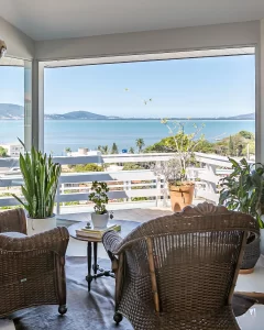 Coqueiros, sempre no topo da lista dos bairros mais encantadores de Florianópolis. Destaca-se por diversos motivos.