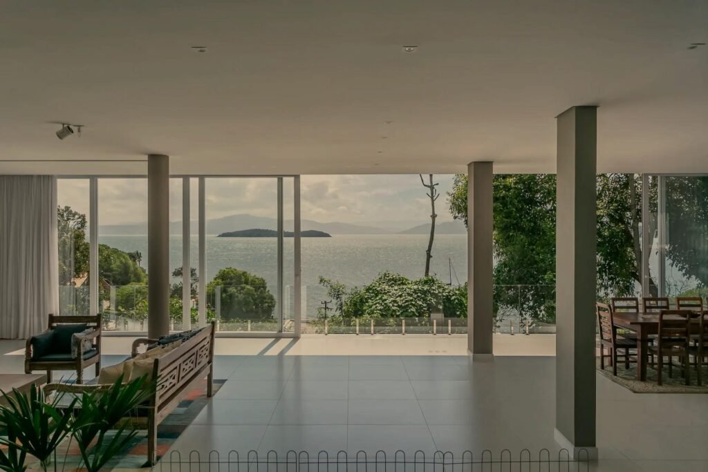 CASA EM CONDOMINIO FECHADO NO SAMBAQUI