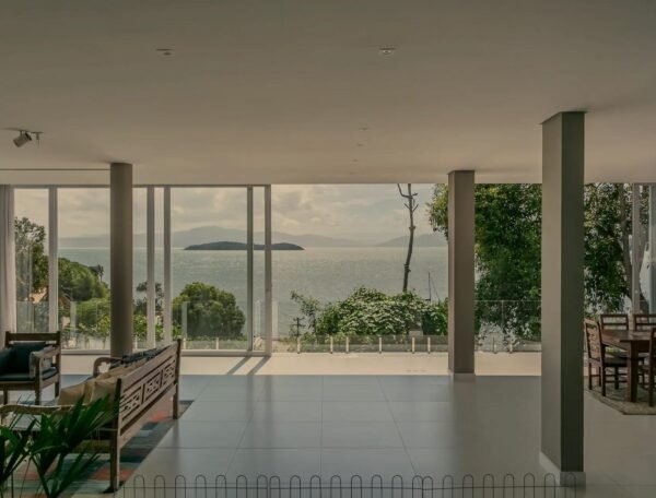 CASA EM CONDOMINIO FECHADO NO SAMBAQUI