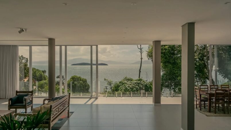 CASA EM CONDOMINIO FECHADO NO SAMBAQUI