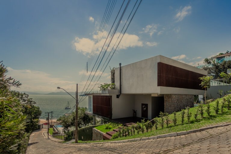 CASA EM CONDOMINIO FECHADO NO SAMBAQUI