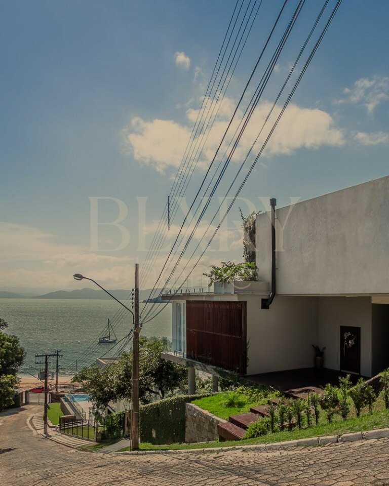 CASA EM CONDOMINIO FECHADO NO SAMBAQUI