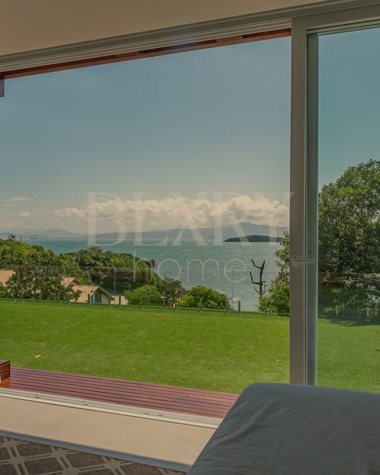 CASA EM CONDOMINIO FECHADO NO SAMBAQUI