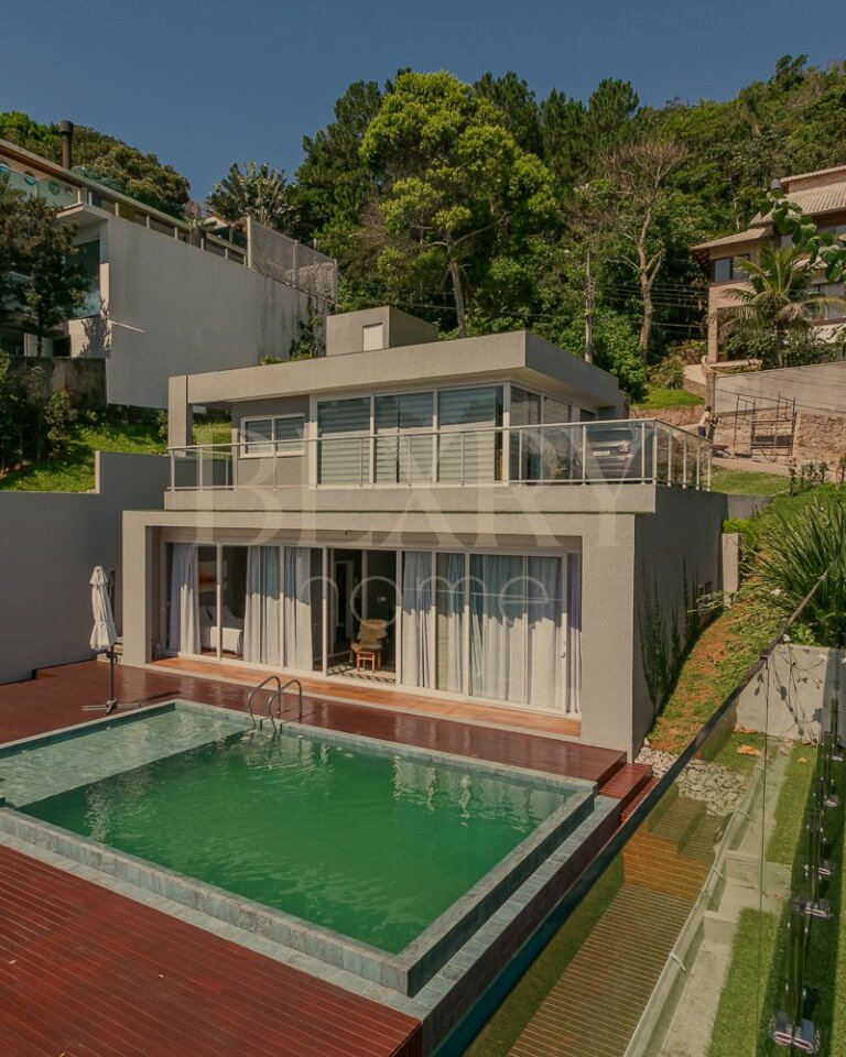CASA EM CONDOMINIO FECHADO NO SAMBAQUI