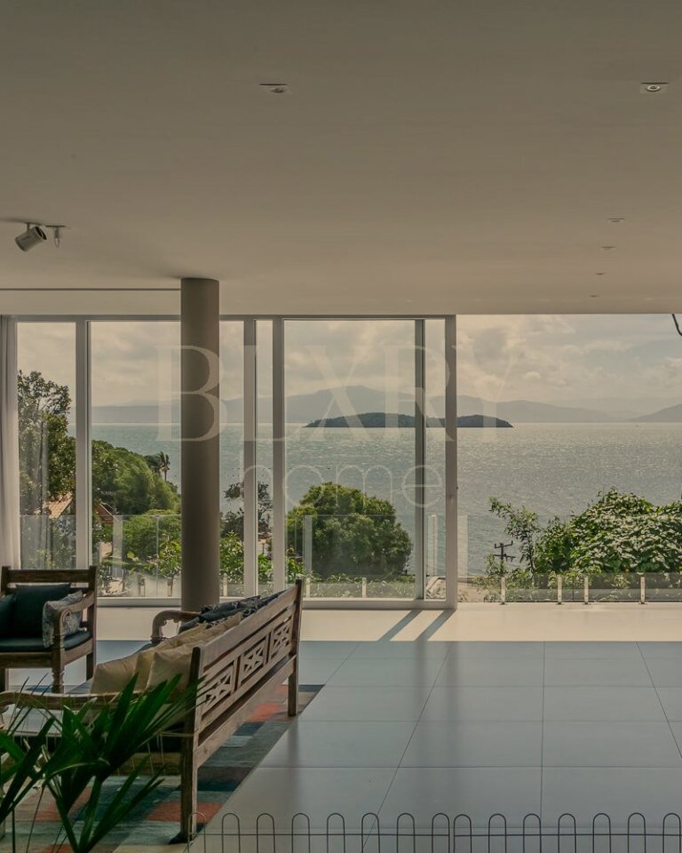 CASA EM CONDOMINIO FECHADO NO SAMBAQUI