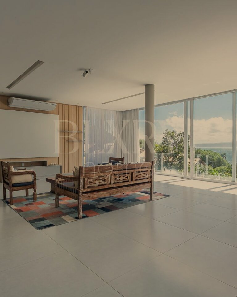 CASA EM CONDOMINIO FECHADO NO SAMBAQUI