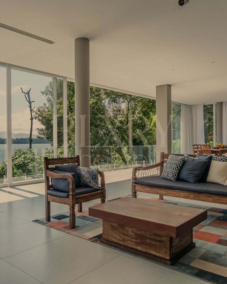 CASA EM CONDOMINIO FECHADO NO SAMBAQUI