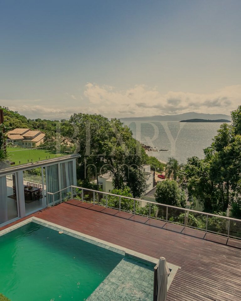 CASA EM CONDOMINIO FECHADO NO SAMBAQUI
