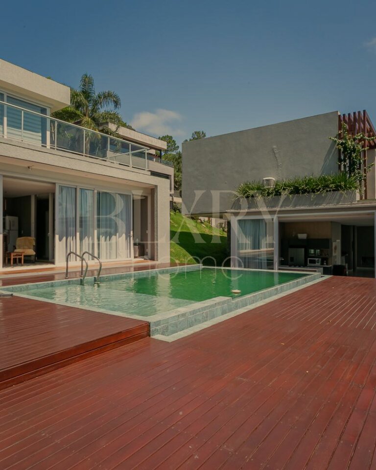 CASA EM CONDOMINIO FECHADO NO SAMBAQUI