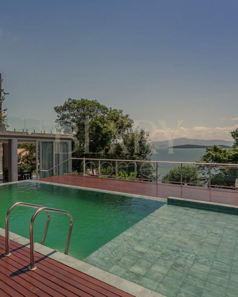 CASA EM CONDOMINIO FECHADO NO SAMBAQUI