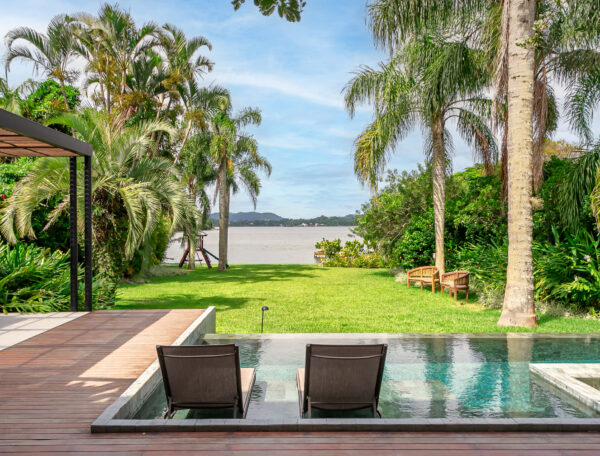 CASA EM CONDOMÍNIO NA LAGOA DA CONCEIÇÃO