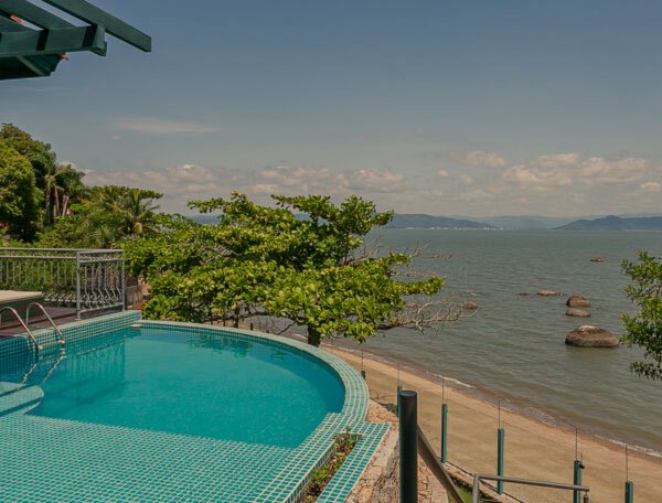 Casa de alto padrão à beira-mar para locação