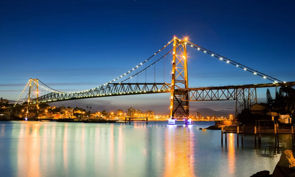 Centro de Florianópolis: Estilo de Vida Pulsante e Dicas de Passeios na Ponte Hercílio Luz