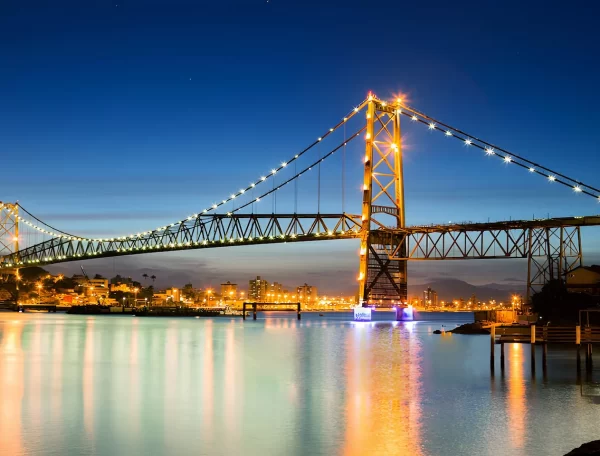 Centro de Florianópolis: Estilo de Vida Pulsante e Dicas de Passeios na Ponte Hercílio Luz