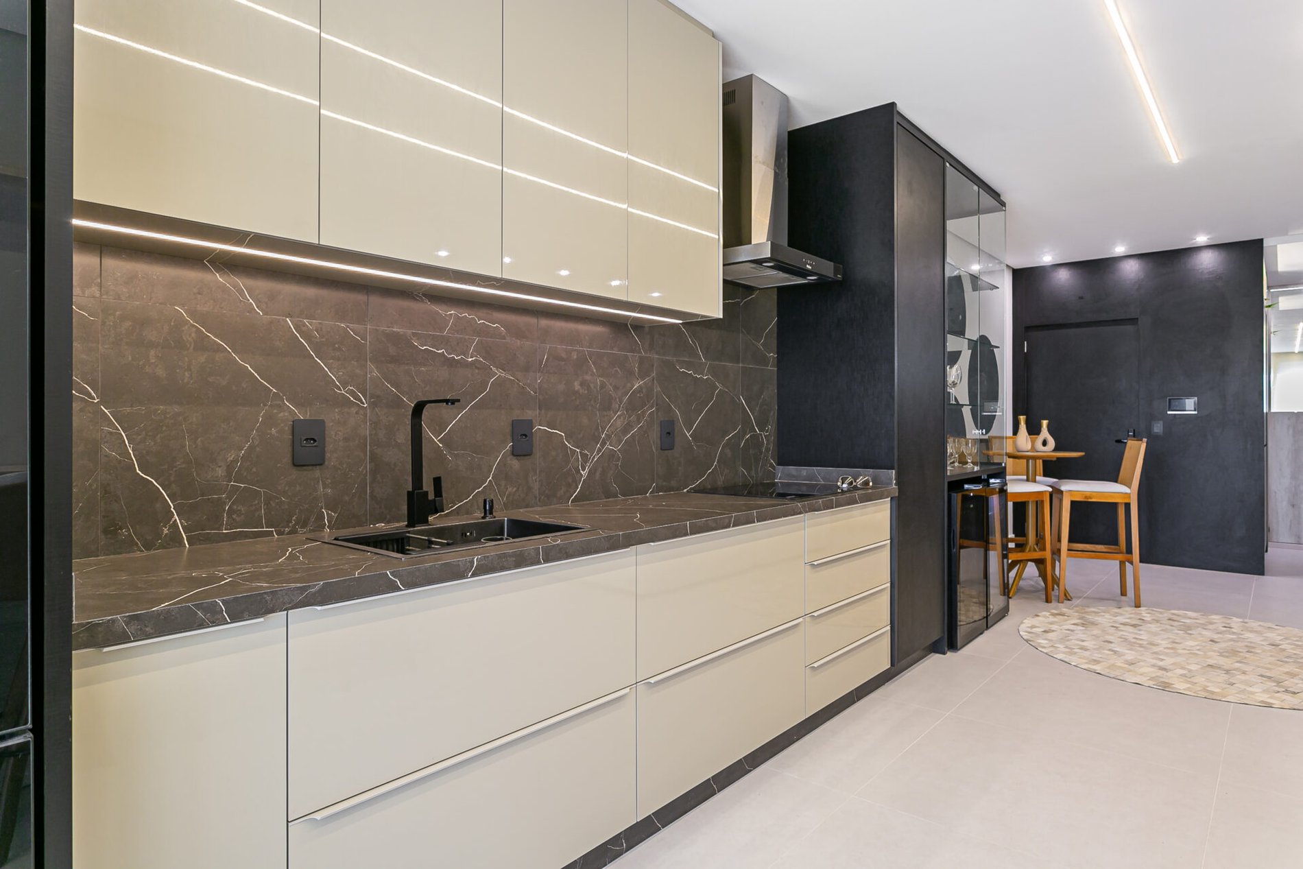 Apartamento com 4 suítes no Yacht Club em Jurerê