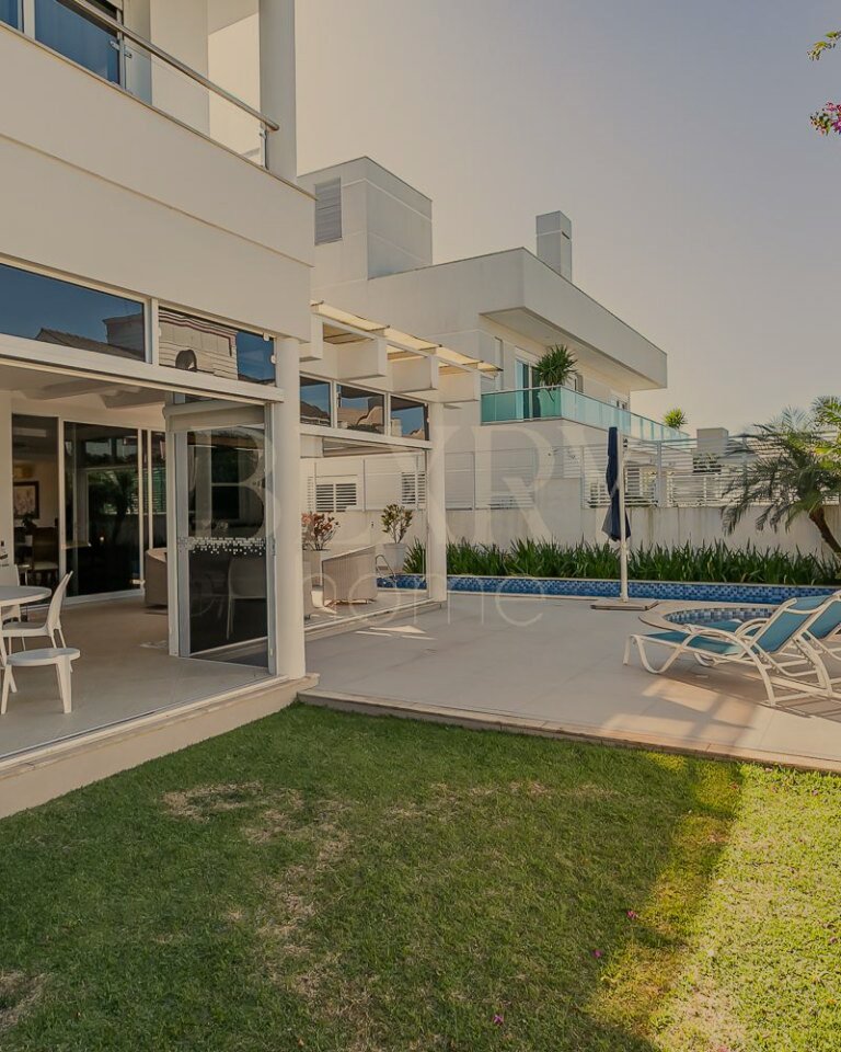 Casa ao lado do Bosque Amoraeville em Jurerê Internacional