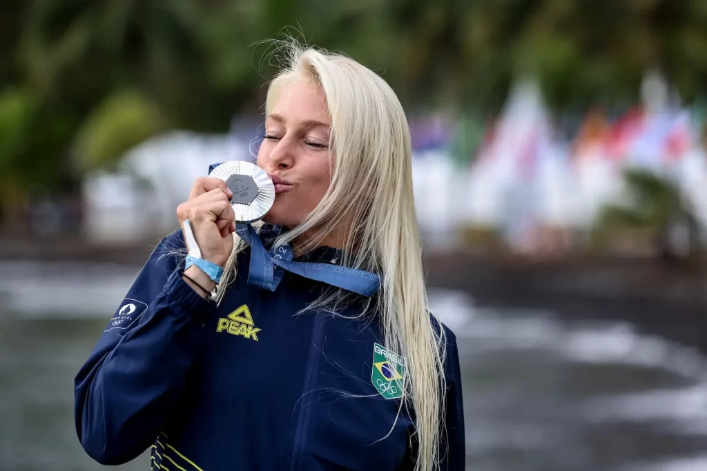 Tatiana Weston-Webb: Primeira Medalhista do Surfe Feminino Brasileiro e Seu Amor por Floripa