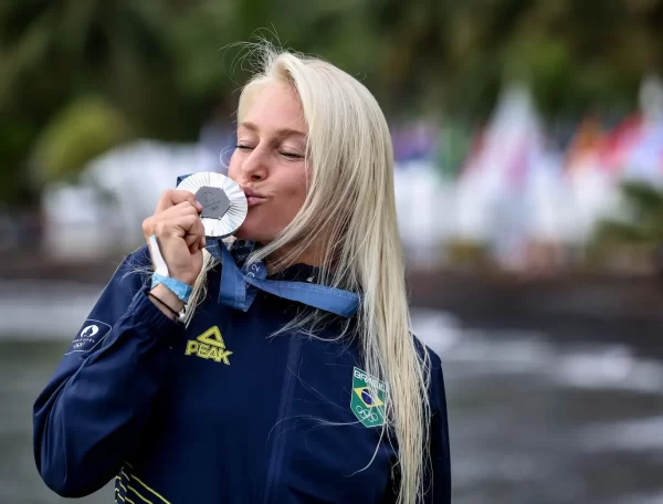 Tatiana Weston-Webb: Primeira Medalhista do Surfe Feminino Brasileiro e Seu Amor por Floripa