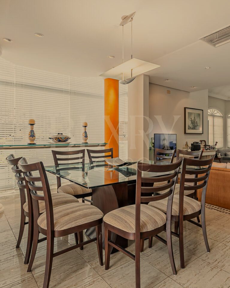 Casa com 5 suítes em Jurerê Internacional