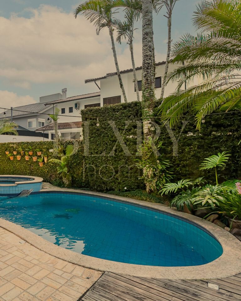 Casa com 5 suítes em Jurerê Internacional