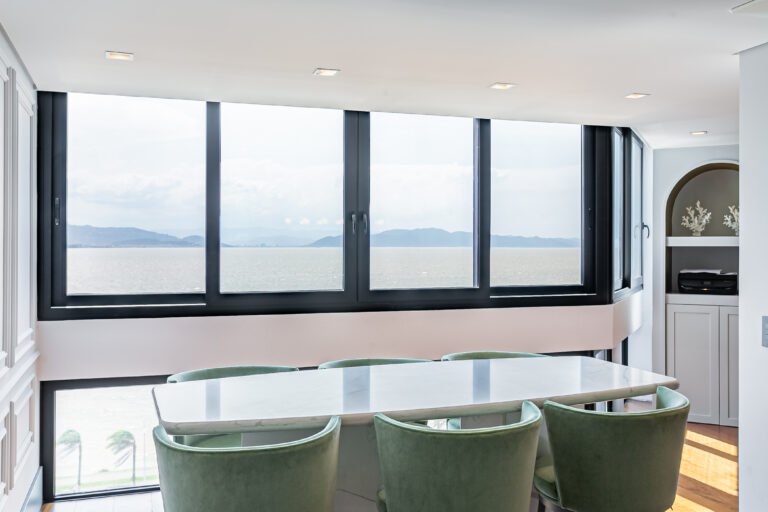 Apartamento com 3 suítes e vista mar na Beira-Mar