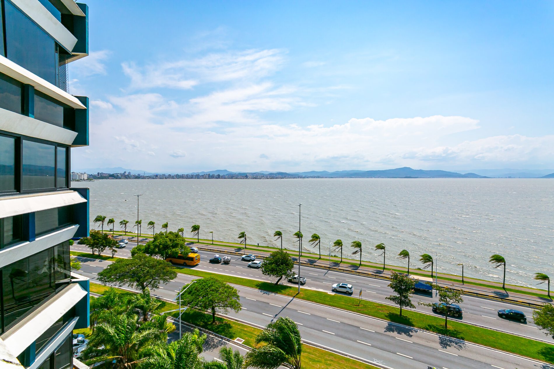 Apartamento com 3 suítes e vista mar na Beira-Mar