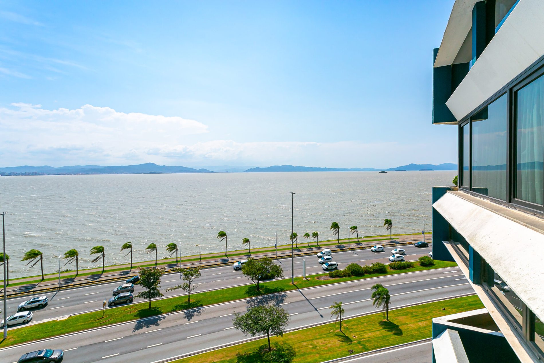 Apartamento com 3 suítes e vista mar na Beira-Mar