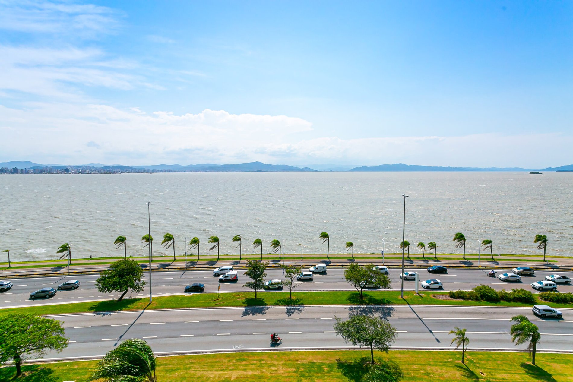 Apartamento com 3 suítes e vista mar na Beira-Mar