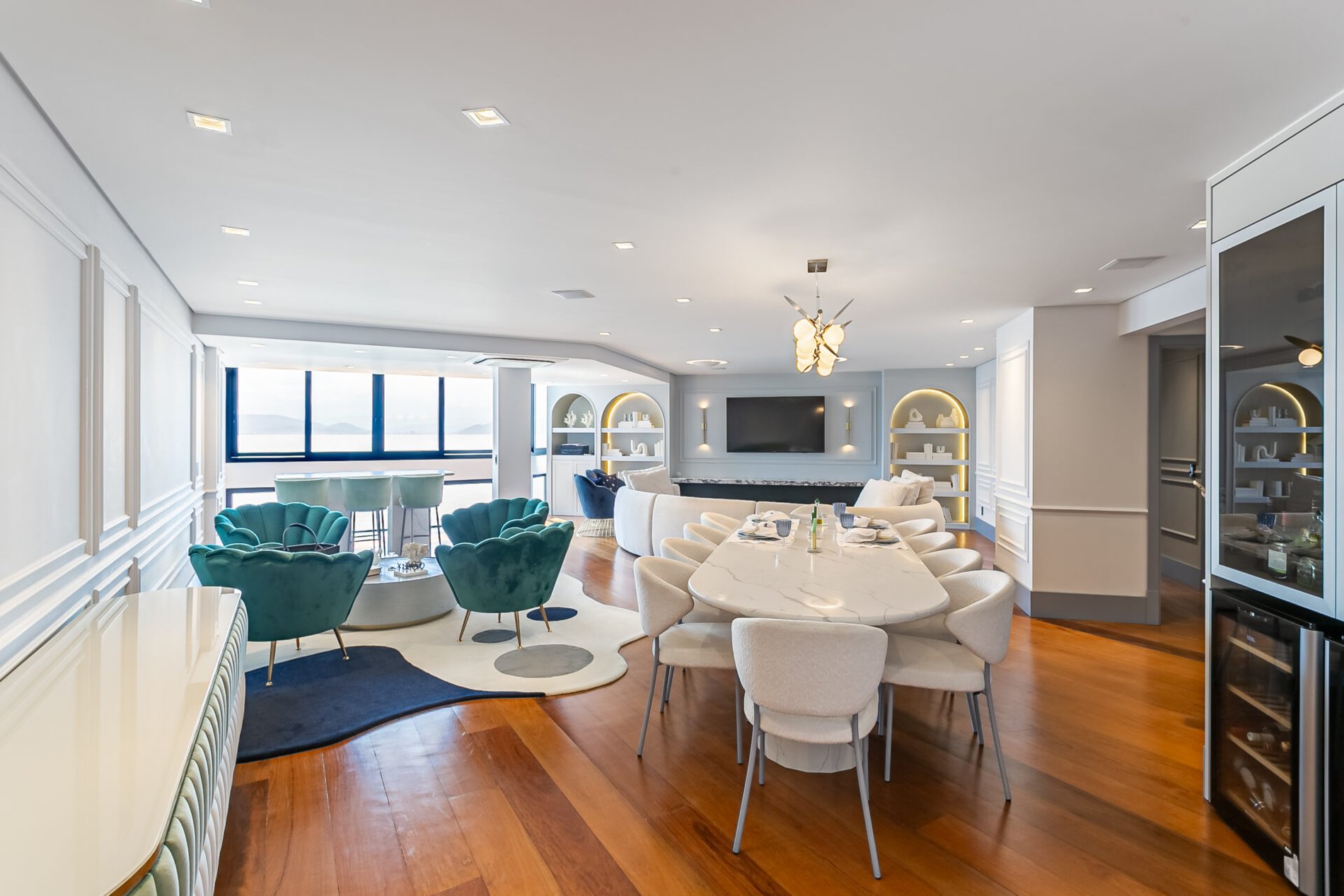 Apartamento com 3 suítes e vista mar na Beira-Mar