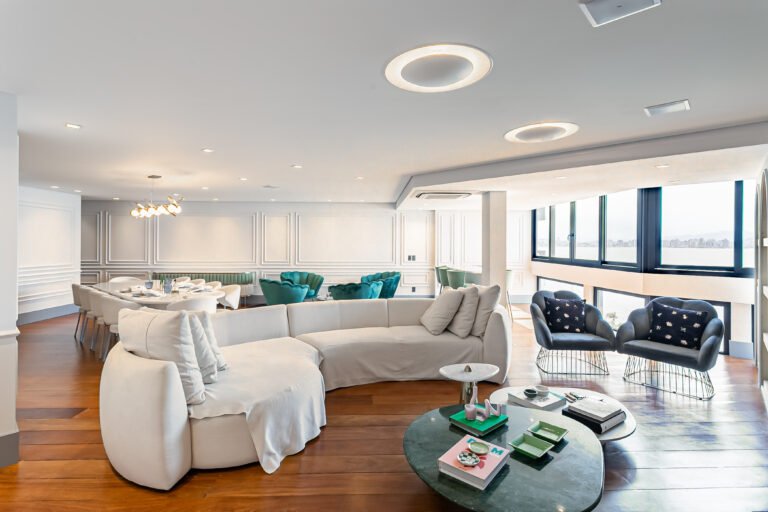 Apartamento com 3 suítes e vista mar na Beira-Mar
