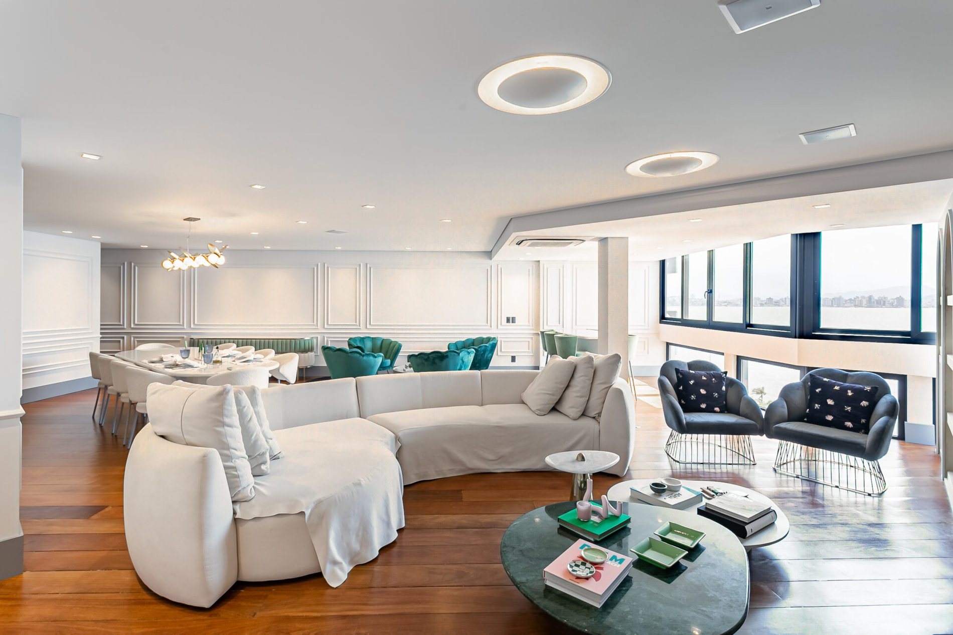 Apartamento com 3 suítes e vista mar na Beira-Mar