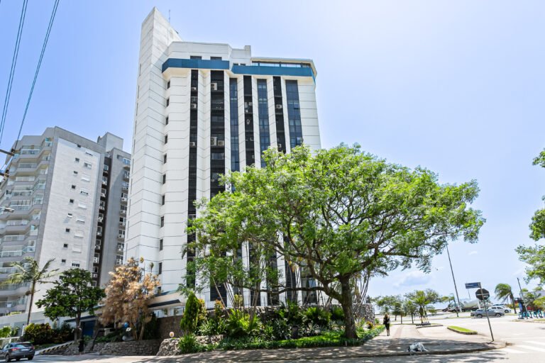 Apartamento com 3 suítes e vista mar na Beira-Mar