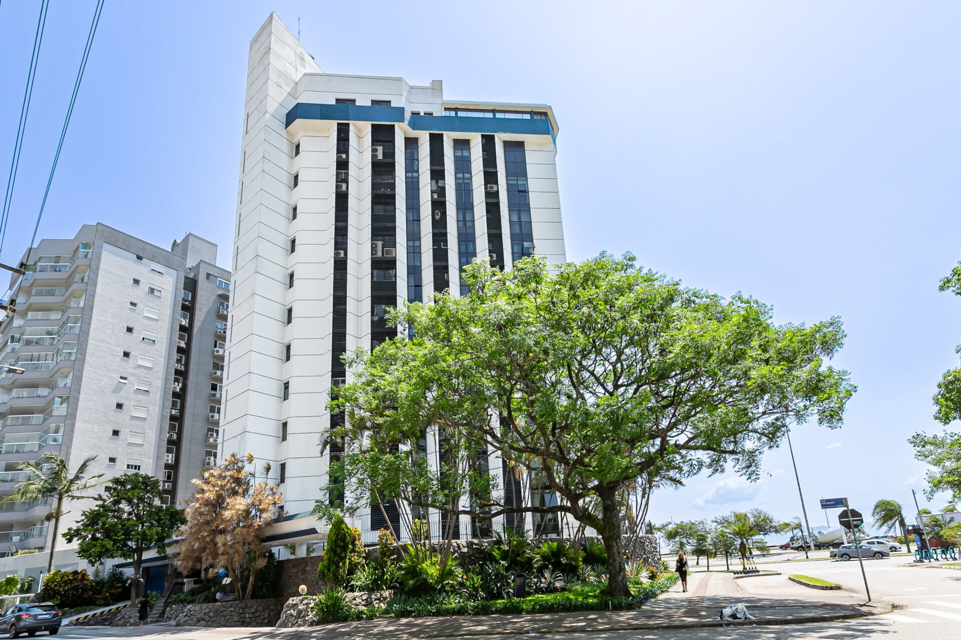 Apartamento com 3 suítes e vista mar na Beira-Mar