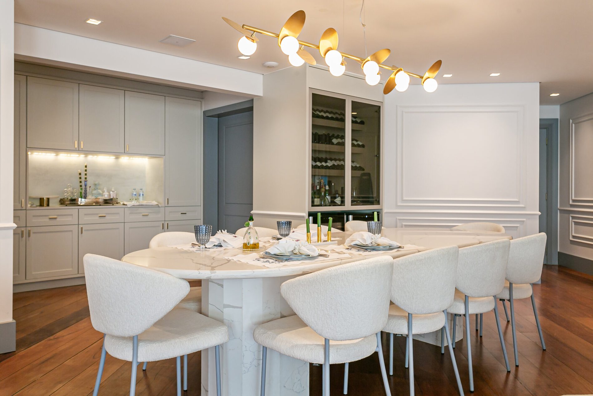 Apartamento com 3 suítes e vista mar na Beira-Mar