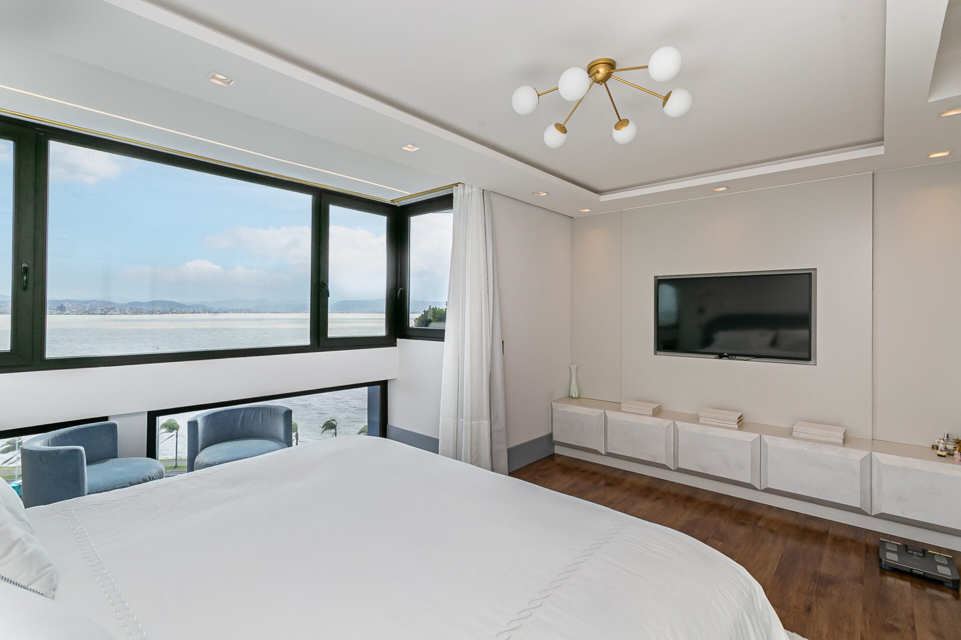 Apartamento com 3 suítes e vista mar na Beira-Mar