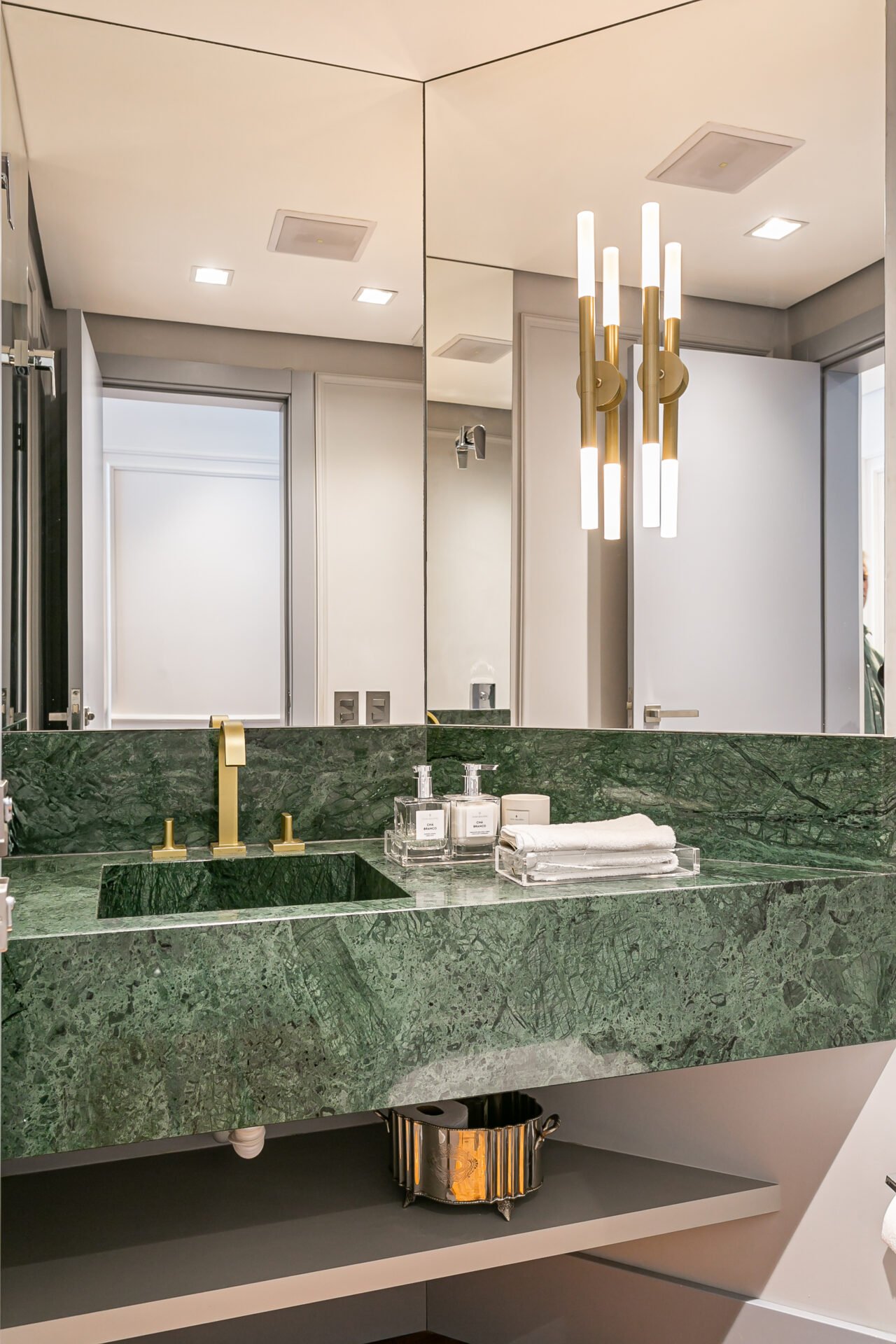 Apartamento com 3 suítes e vista mar na Beira-Mar