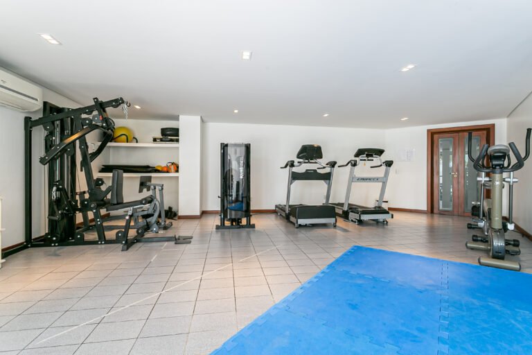 Apartamento com 3 suítes e vista mar na Beira-Mar