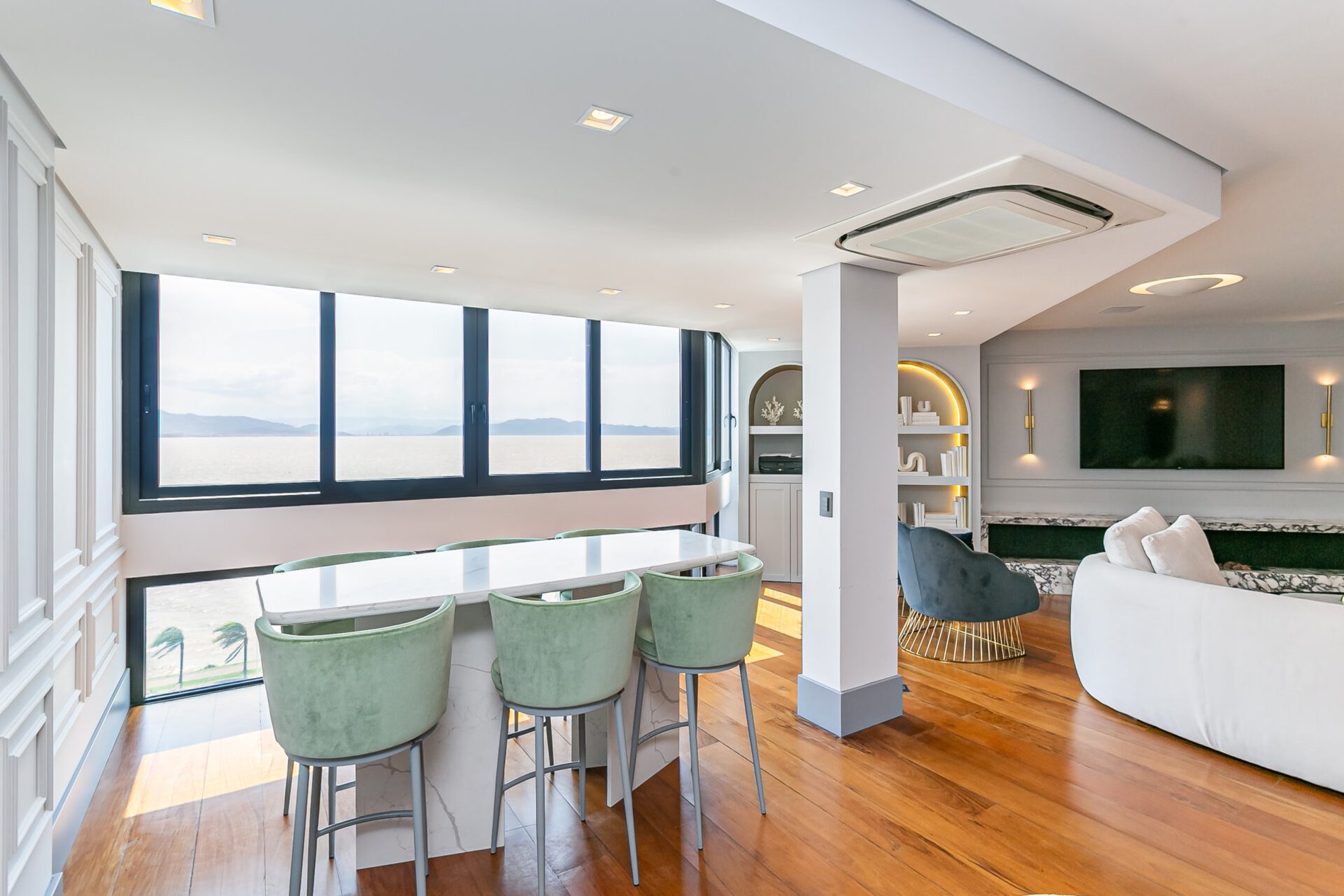 Apartamento com 3 suítes e vista mar na Beira-Mar