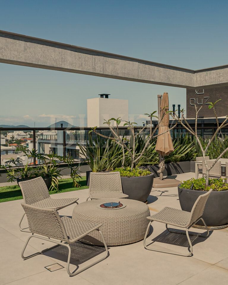 Apartamento com 3 suítes e vista mar em Jurerê Internacional