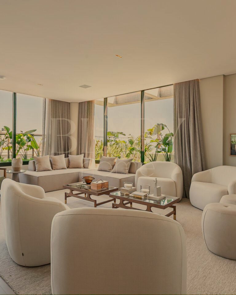Apartamento com 3 suítes e vista mar em Jurerê Internacional