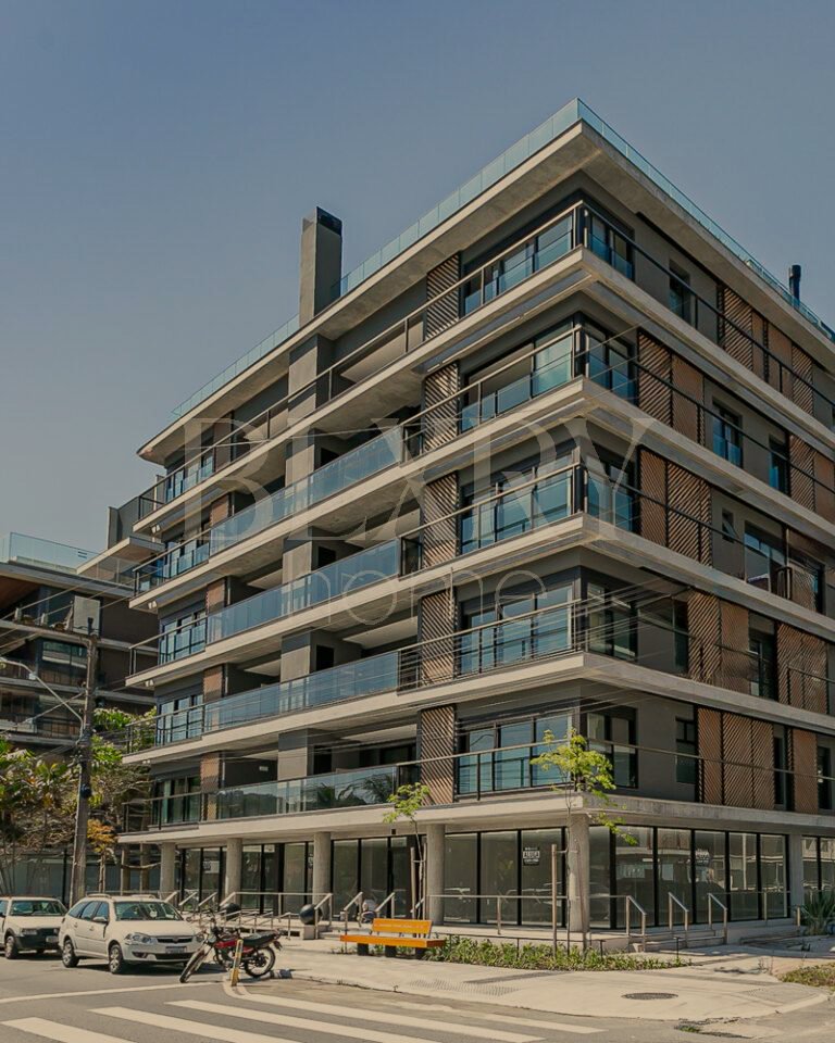 Apartamento com 3 suítes e vista mar em Jurerê Internacional