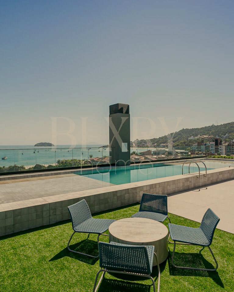 Apartamento com 3 suítes e vista mar em Jurerê Internacional