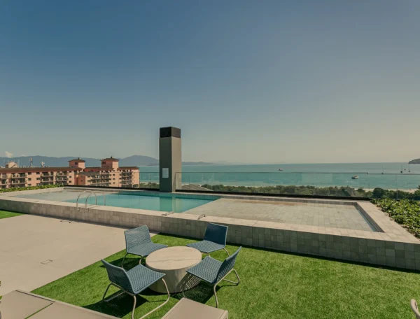 Apartamento com 3 suítes e vista mar em Jurerê Internacional