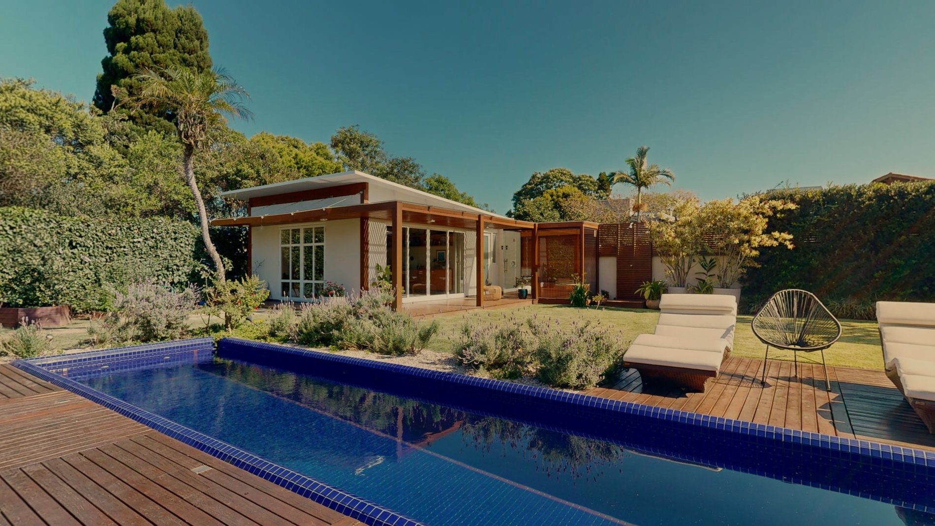 Casa em condomínio fechado no Rio Tavares. Com acesso privativo a praia.