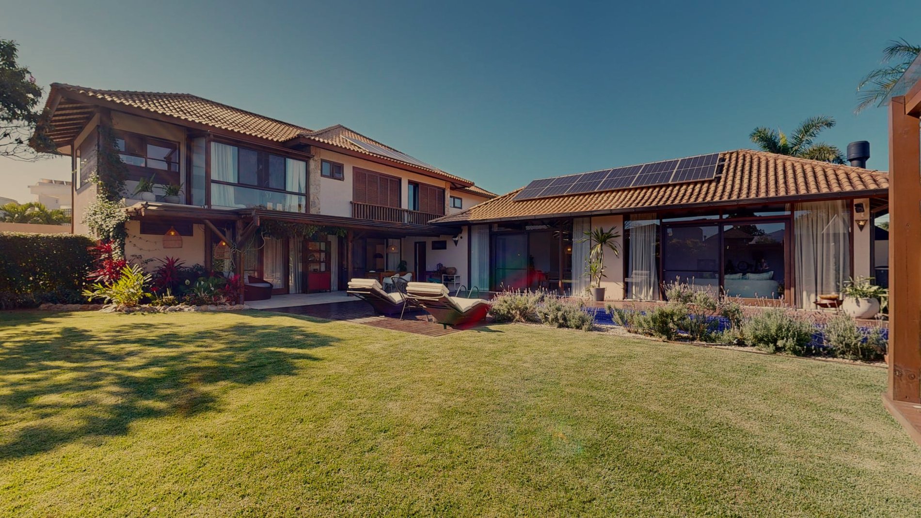 Casa em condomínio fechado no Rio Tavares. Com acesso privativo a praia.