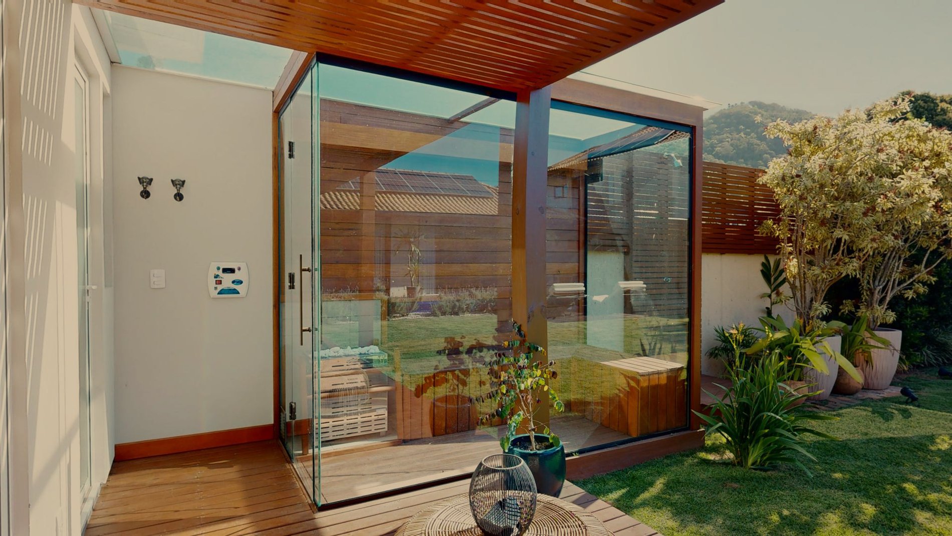 Casa em condomínio fechado no Rio Tavares. Com acesso privativo a praia.