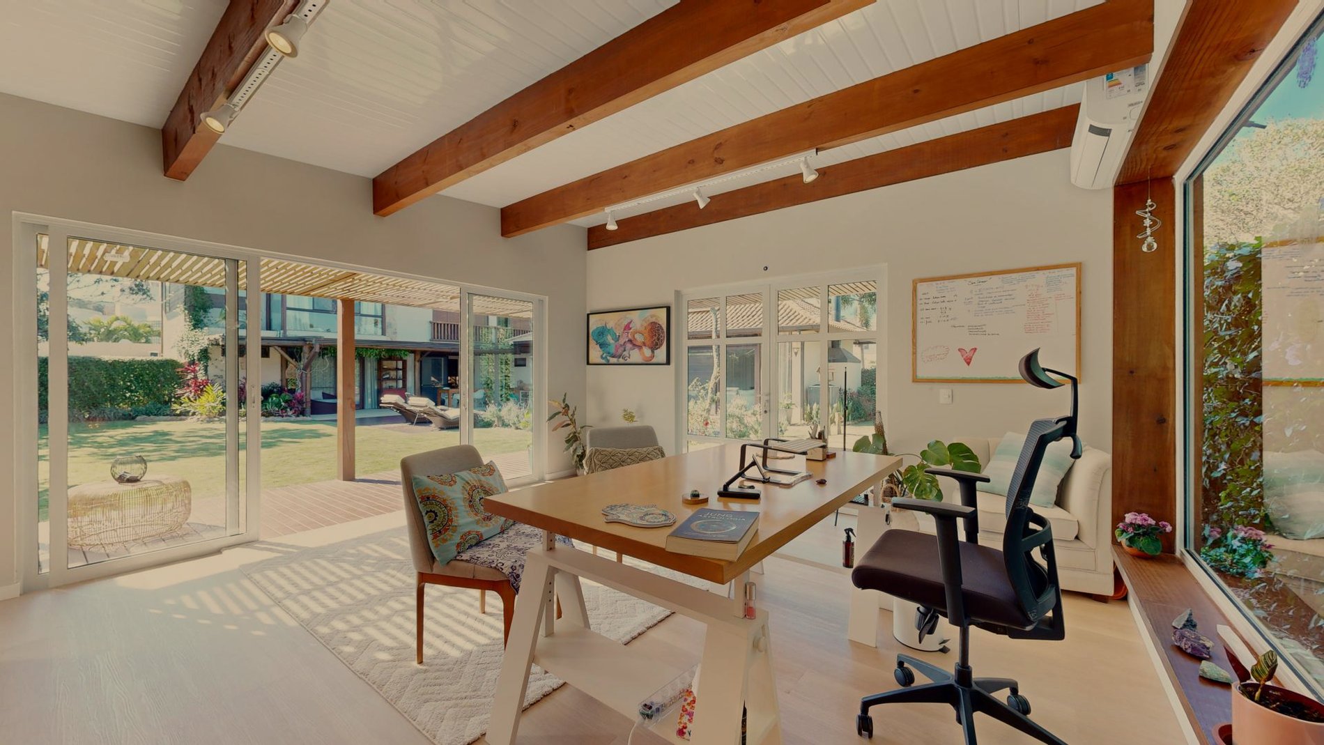 Casa em condomínio fechado no Rio Tavares. Com acesso privativo a praia.