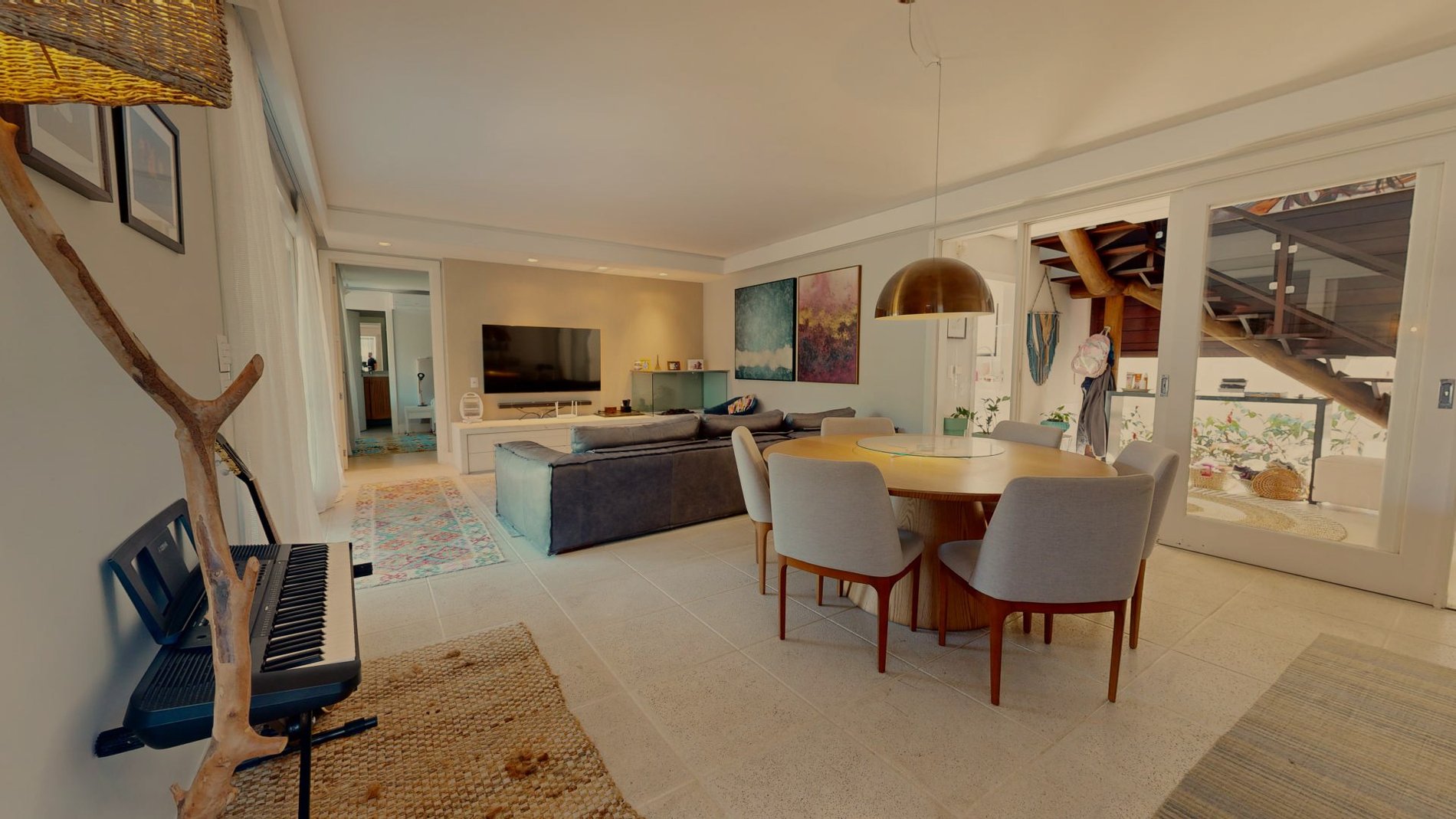 Casa em condomínio fechado no Rio Tavares. Com acesso privativo a praia.